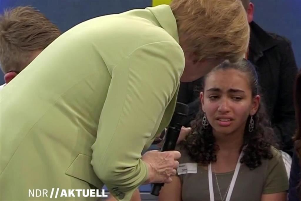 L'incontro, rilanciato in Germania dall'emittente Ndr e poi diventato virale su Youtube, tra la cancelliera Angela Merkel e l'adolescente palestinese Reem Sahwil il 16 luglio del 2015