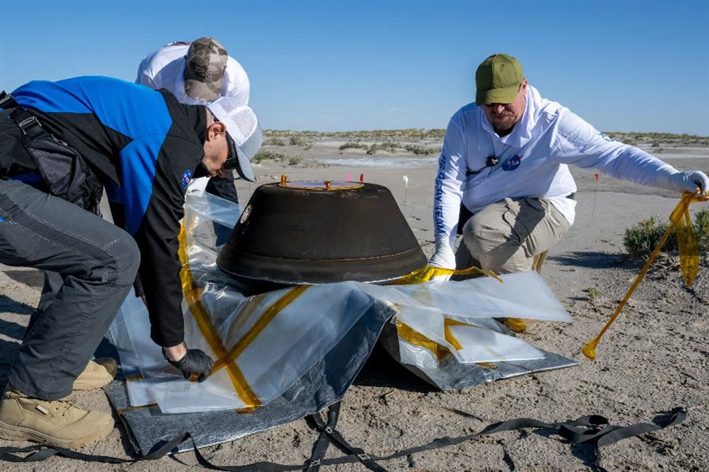 Tecnici della Nasa recuperano la capsula con i campioni di materiale inviata dalla missione Osiris-Rex