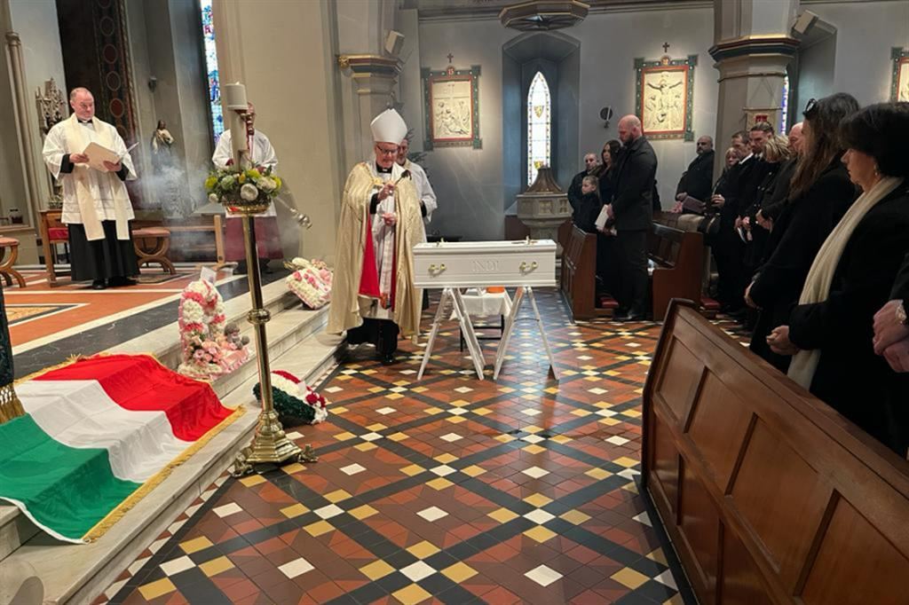 Un momento dei funerali di Indi Gregory nella cattedrale di San Barnaba a Nottingham