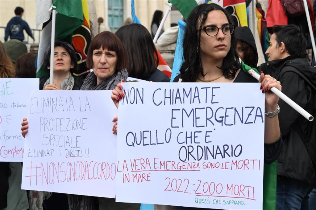 Un momento della protesta contro il Decreto Legge Cutro a Roma