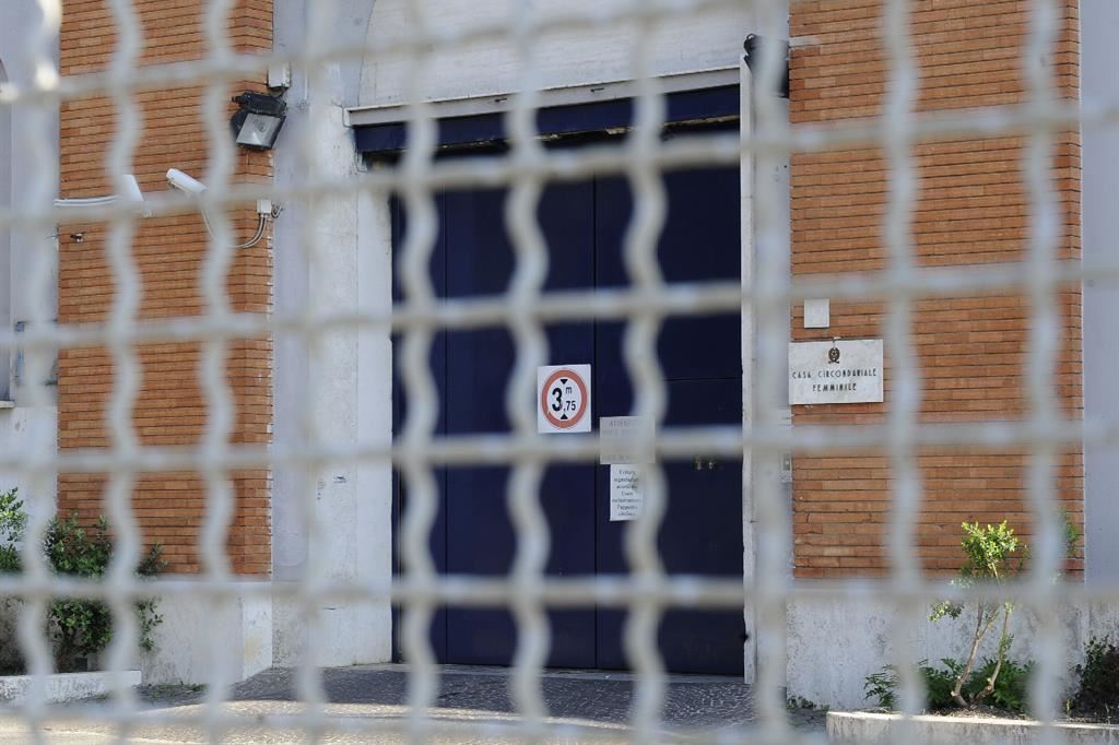 Detenuto si dà fuoco a Pescara, la protesta degli agenti a Taranto