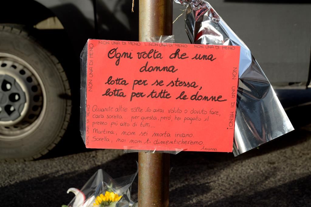 Un biglietto deposto sul luogo dell'omicidio di Martina Scialdone, a Roma