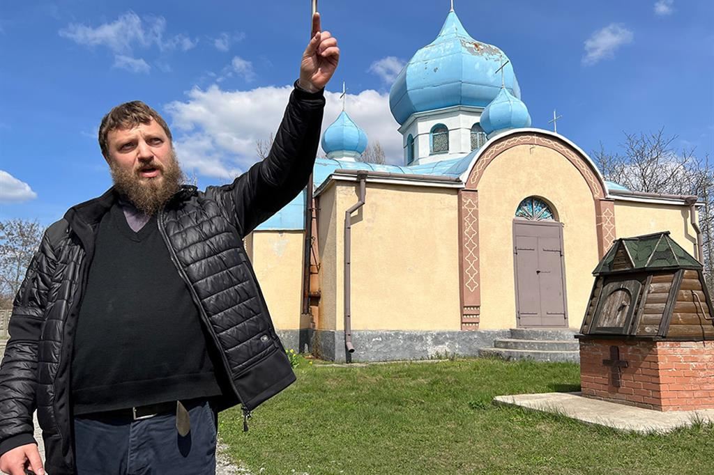 Padre Sergio Palamarchuk, il prete greco-cattolico esule due volte, davanti alla chiesa di Pokrovsk