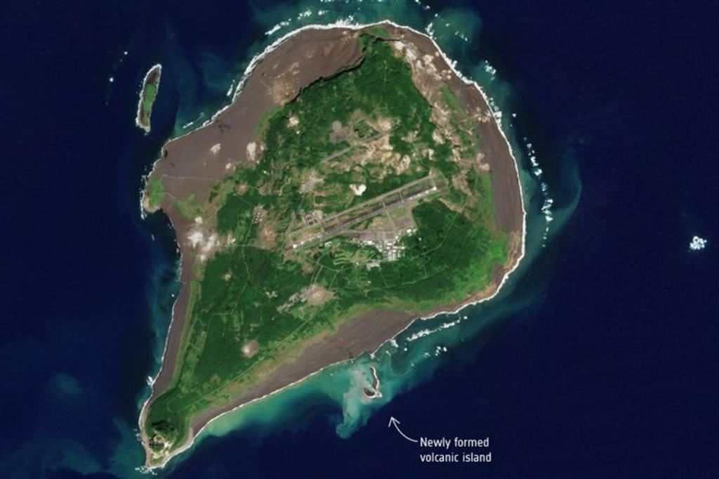 In evidenza l'isolotto nato da un'eruzione vulcanica sotterranea, a sud dell'isola di Iwo Jima, in Giappone