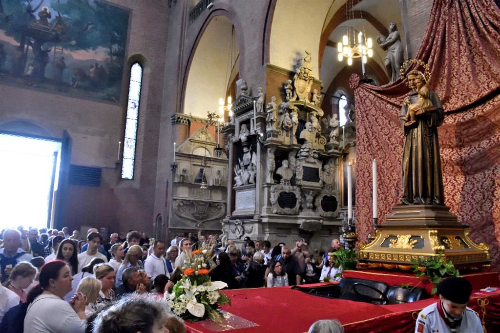 Pellegrini in Basilica a Padova per l'omaggio a sant'Antonio