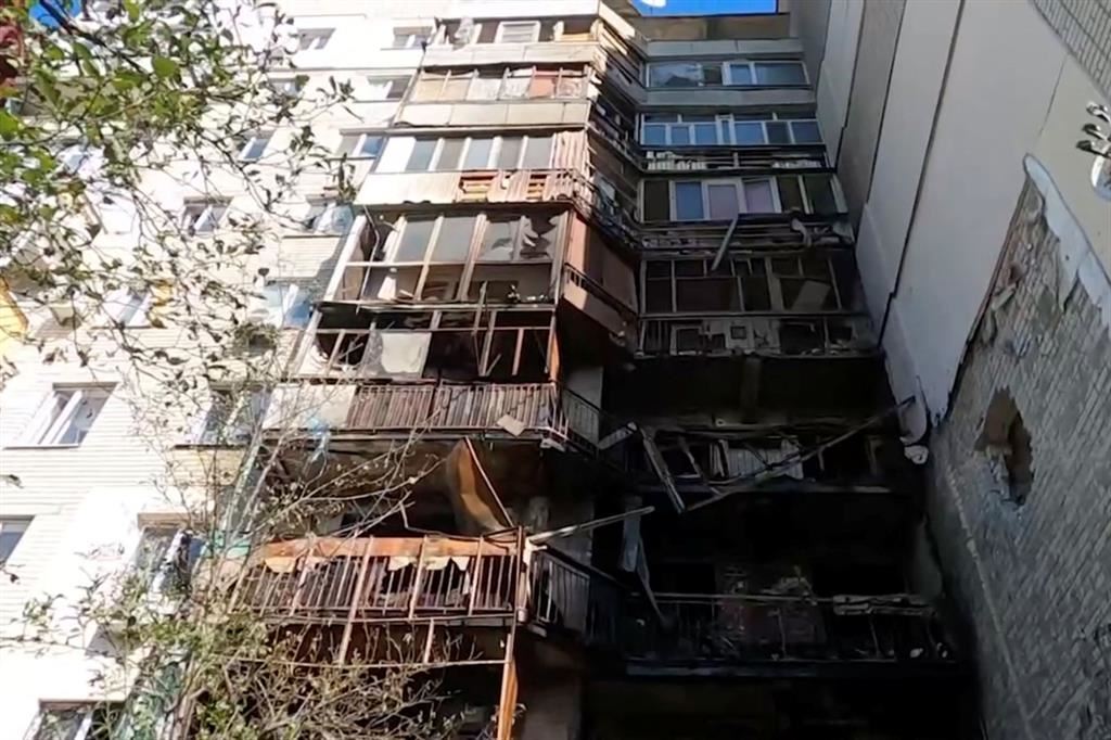 Il condominio di Kherson dove, domenica notte, una donna ucraina è stata uccisa in un raid russo