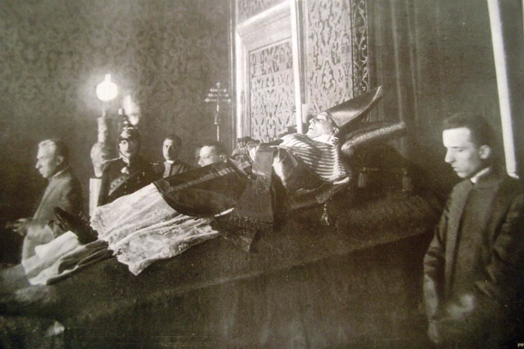 Il catafalco con il corpo di Benedetto XV (morto nel 1922) esposto ai fedeli