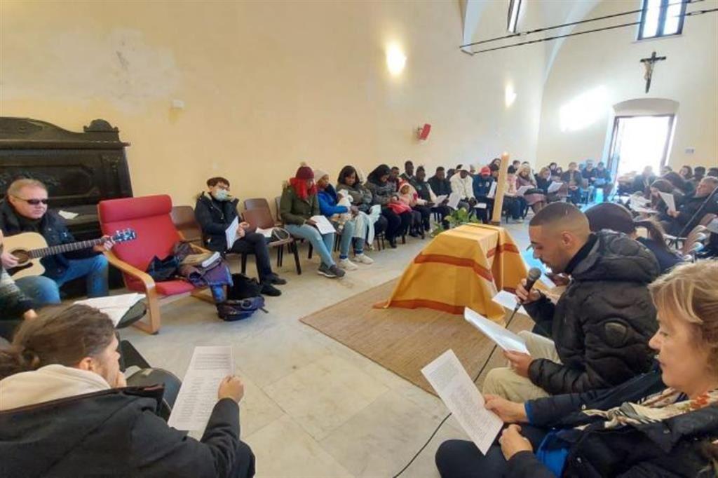 Un momento della preghiera nella parrocchia di Sant'Erasmo di Formia per Madoussou