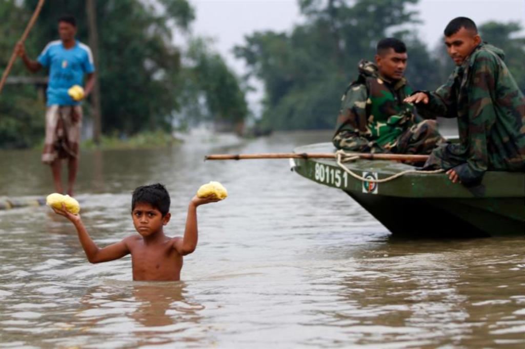 Una giovane vittima di un’inondazione in Bangladesh, uno dei Paesi più colpiti dai fenomeni meteorologici estremi