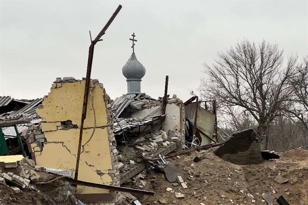 Le case e la chiesa del patriarcato di Mosca devastate dall’esercito russo in ritirata nel villaggio di Yatskivka: quasi tutti i 500 abitanti hanno ormai lasciato la zona da tempo