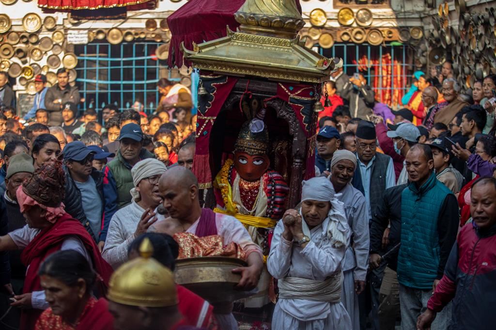 Il Nepal fuori dal sottosviluppo teme l'ex re e la pressione indù