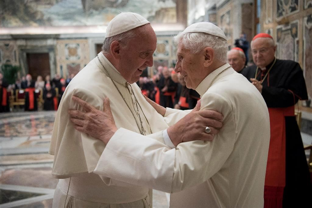 Il Papa emerito Benedetto XVI con papa Francesco
