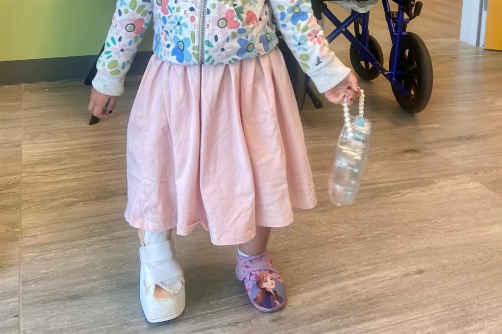 La piccola Nosaiba dopo l'operazione ha potuto stare in piedi e camminare per la prima volta