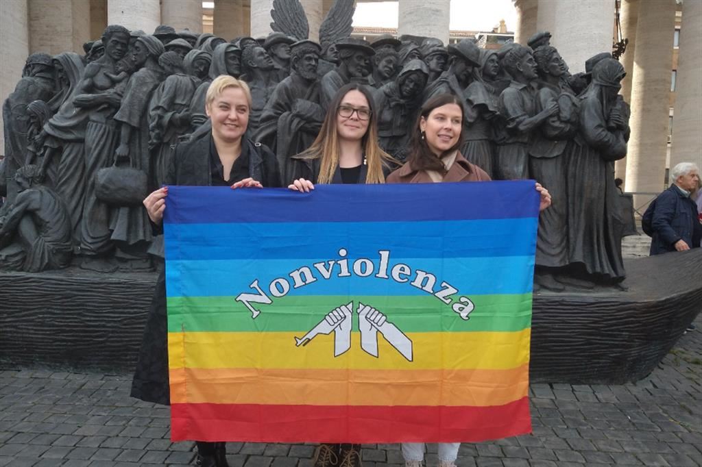 Olga Karatch, a sinistra, insieme alle attiviste Katya (Ucraina) e Darya (Russia) durante il tour italiano, dopo aver partecipato all'Udienza in Vaticano