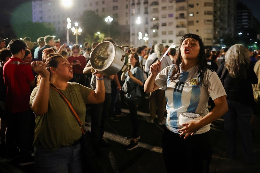 La protesta contro i tagli annunciati dal neopresidente argentino, l'ultraliberista Milei, davanti al Parlamento di Buenos Aires