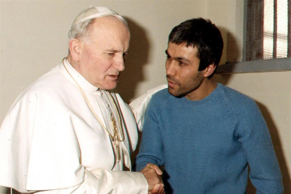 Un'immagine di archivio del dicembre 1983 di papa Giovanni Paolo II con Ali Agca nel carcere di Rebibbia