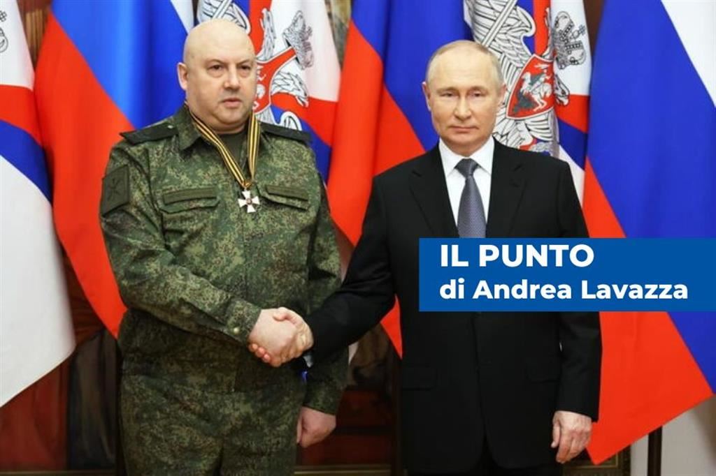Il generale Surovikin con Putin