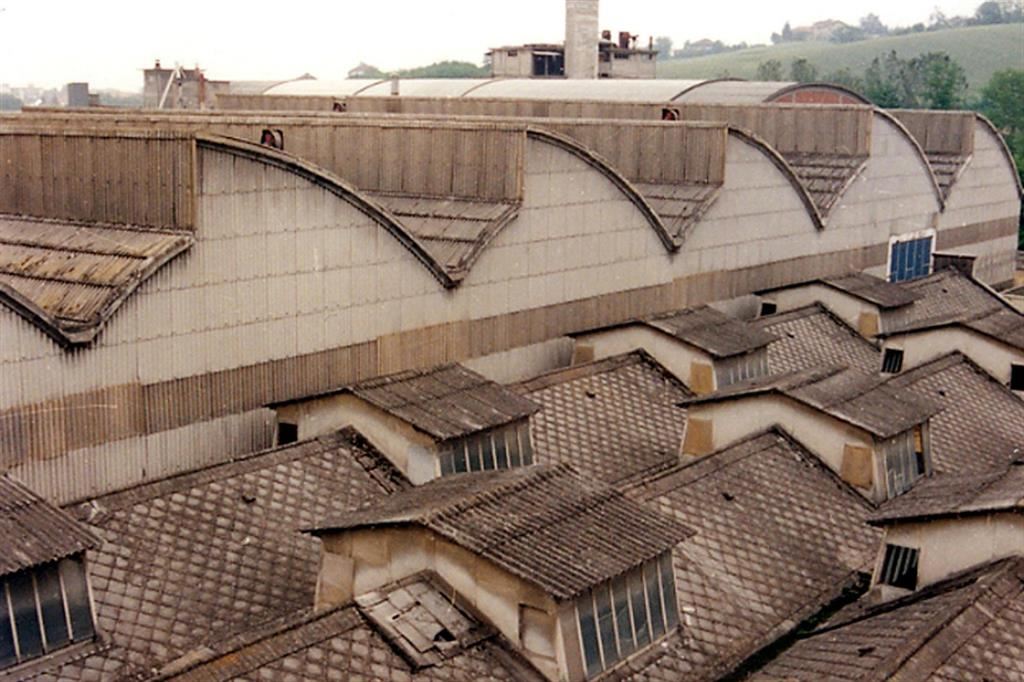 I tetti dello stabilimento Eternit di Casale Monferrato (Alessandria)