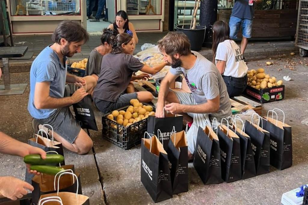 Giovani volontari preparano pacchi di frutta e verdura per gli sfollati dei kibbutz ma anche per i pastori palestinesi in Cisgiordania e beduni nel Negev