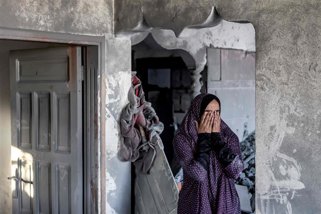 Una donna palestinese nella sua casa bombardata nel sud della Striscia di Gaza