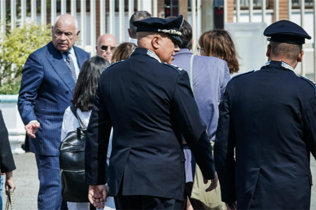 Il ministro Carlo Nordio, a sinistra, arriva in visita al carcere di Torino dopo la morte di due detenute avvenuta venerdì a poche ore di distanza