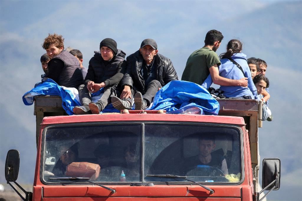 L'arrivo al confine armeno di un gruppo di rifugiati in fuga dal Nagorno-Karabakh