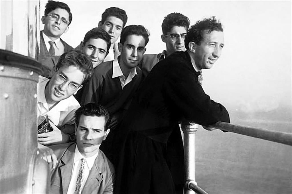 Don Luigi Giussani con alcuni studenti nel settembre 1956 durante la gita del liceo Berchet al faro di Portofino