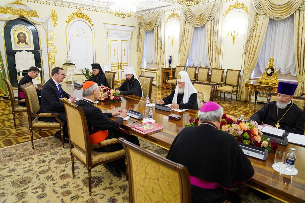 Il cardinale Matteo Zuppi a colloquio con il patriarca Kirill