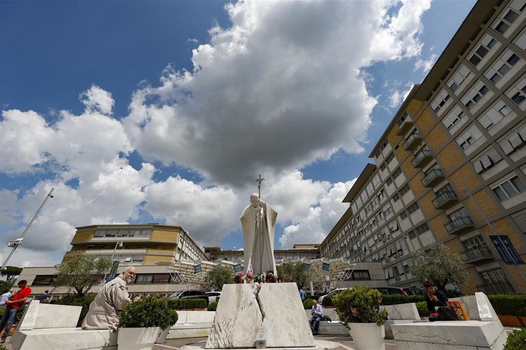 Papa Francesco al Gemelli: sarà operato oggi all'addome