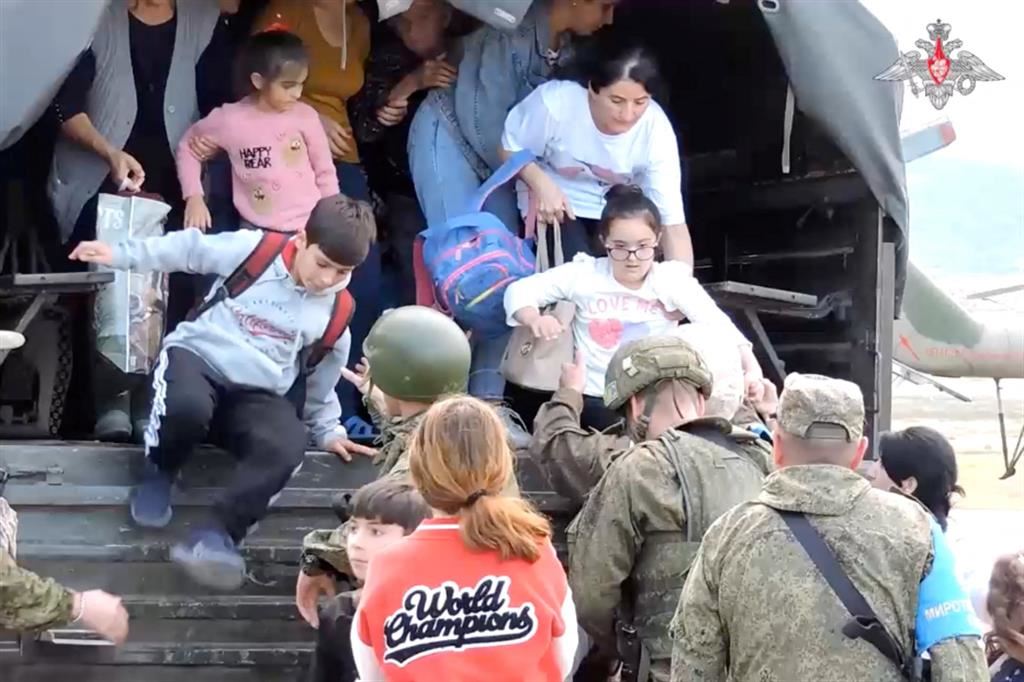 L'evacuazione dei civili dal agorno-Karabakh da parte dei peacekeeper russi
