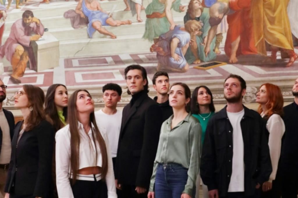Giovanni Caccamo e i giovani per il cambiamento nella Stanza della segnatura nei Musei Vaticani