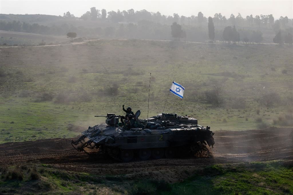 Un mezzo trasporta-truppe si dirige verso lka parte meridionale della Striscia di Gaza