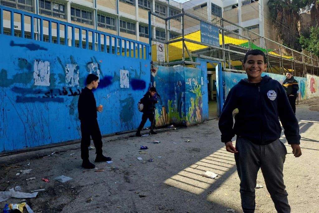 Ragazzi in strada a Betlemme: le scuole sono chiuse a causa della guerra