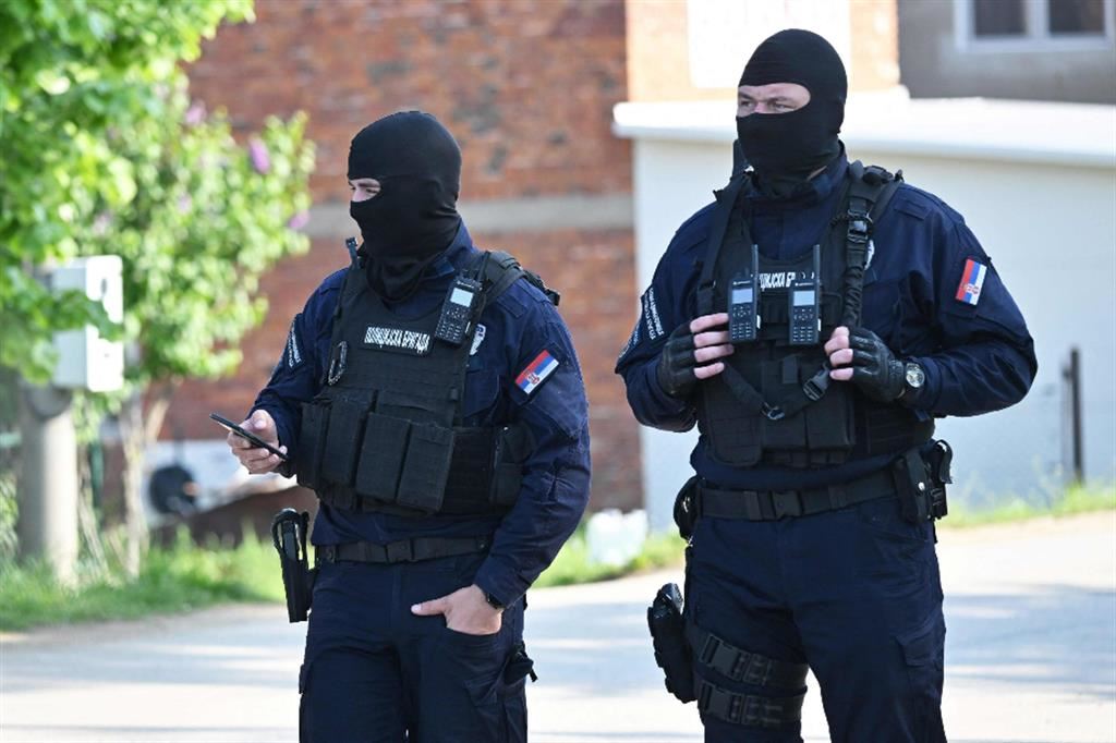 Poliziotti sul luogo di una delle sparatorie, a Dubona, 60 chilometri a sud di Belgrado