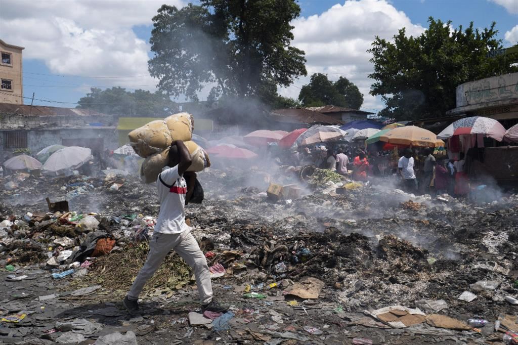 Una strada di Port-au-Prince coperta di rifiuti