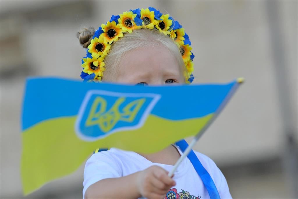 Una bimba sulle spalle del padre manifesta per la pace in Ucraina, a Roma il 24 agosto 2022, a sei mesi dall'inizio del conflitto