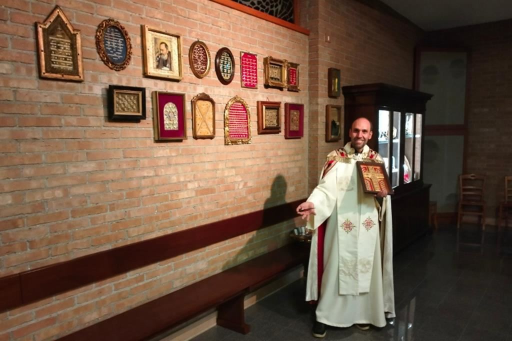 Don Filippo Cappelli con alcune delle mille reliquie che sono esposte nella chiesa parrocchiale di Budrio di Longiano in diocesi di Cesena-Sarsina