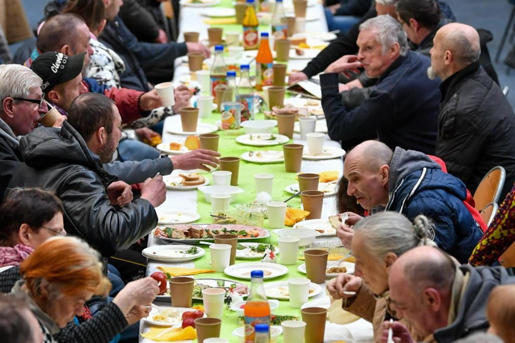 Pranzo comunitario in una mensa della Caritas