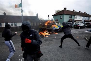 A 25 anni dalla pace a Derry tornano gli scontri e le molotov