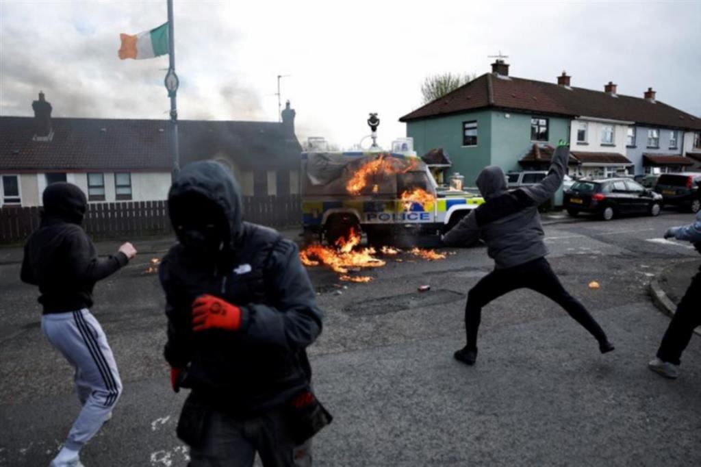 Mentre a Belfast si celebrava l’anniversario a Derry è ritornata la violenza