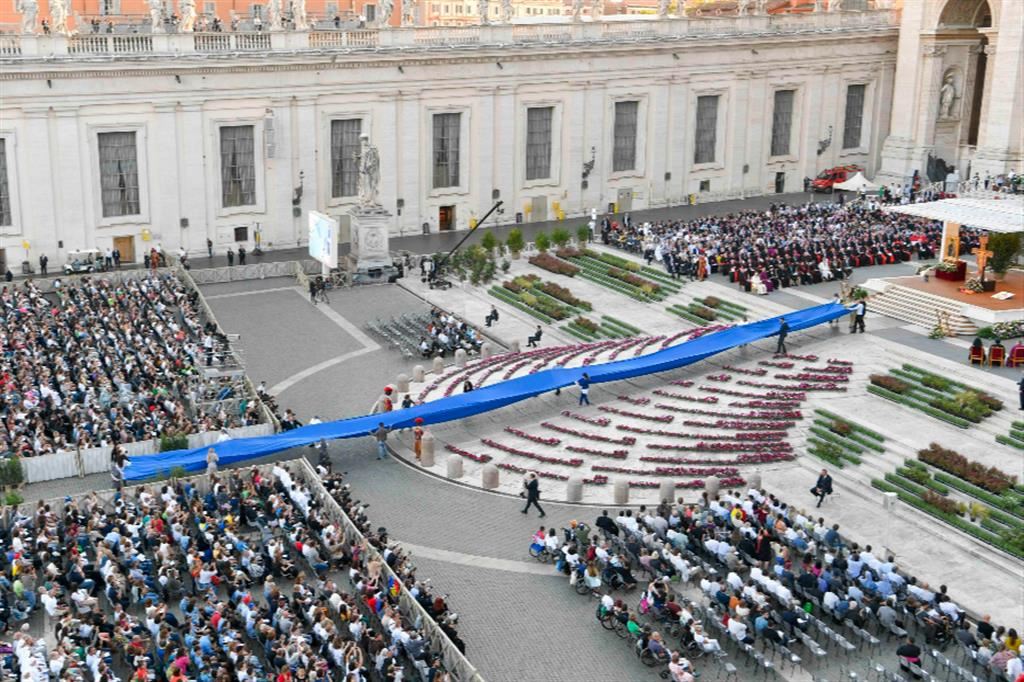 Roma: un momento della Veglia di preghiera ecumenica per il Sinodo, svoltasi sabato 30 settembre in piazza San Pietro