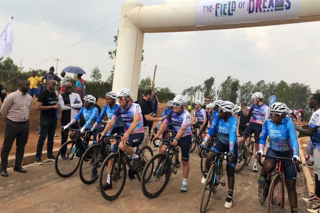 Un momento della inaugurazione a Bugesera, in Ruanda, del nuovo centro ciclistico