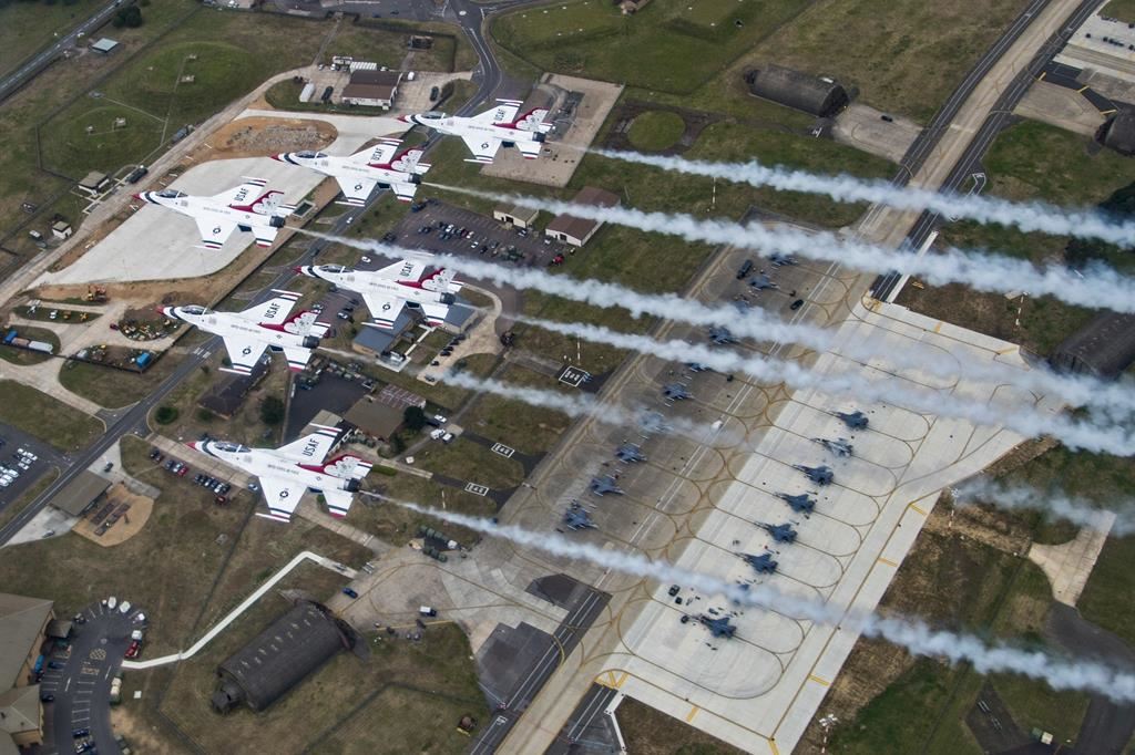 Una formazione di Thunderbirds americani sorvola la base Nato Lakenheath a Suffolk il Gran Bretagna