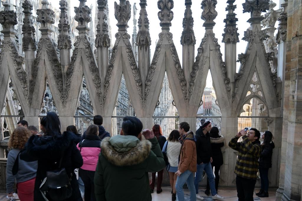 Turisti sulle suggestive Terrazze del Duomo da cui guardare la skyline di Milano