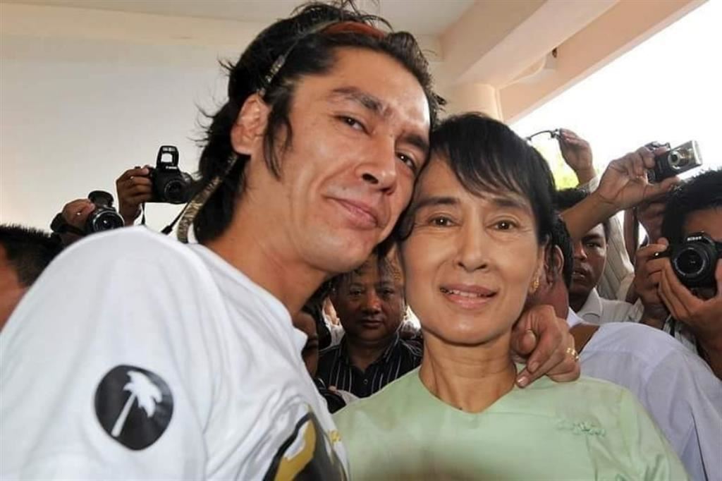 Kim Aris con la madre Aung San Suu Kyi