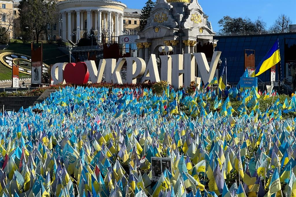 Maidan, la piazza centrale di Kiev, con le bandierine che ricordano i soldati morti in guerra