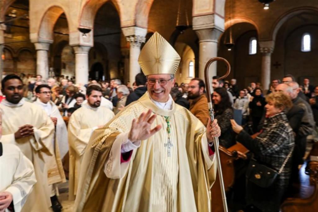 Il vescovo di Trieste, Enrico Trevisi, saluta i suoi nuovi fedeli in Cattedrale di San Giusto