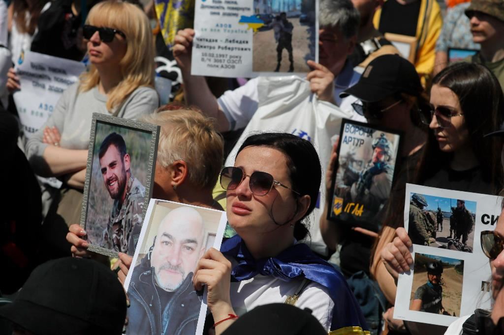 Parenti e amici dei prigionieri di guerra ucraina in piazza a Kiev per chiederne la liberazione
