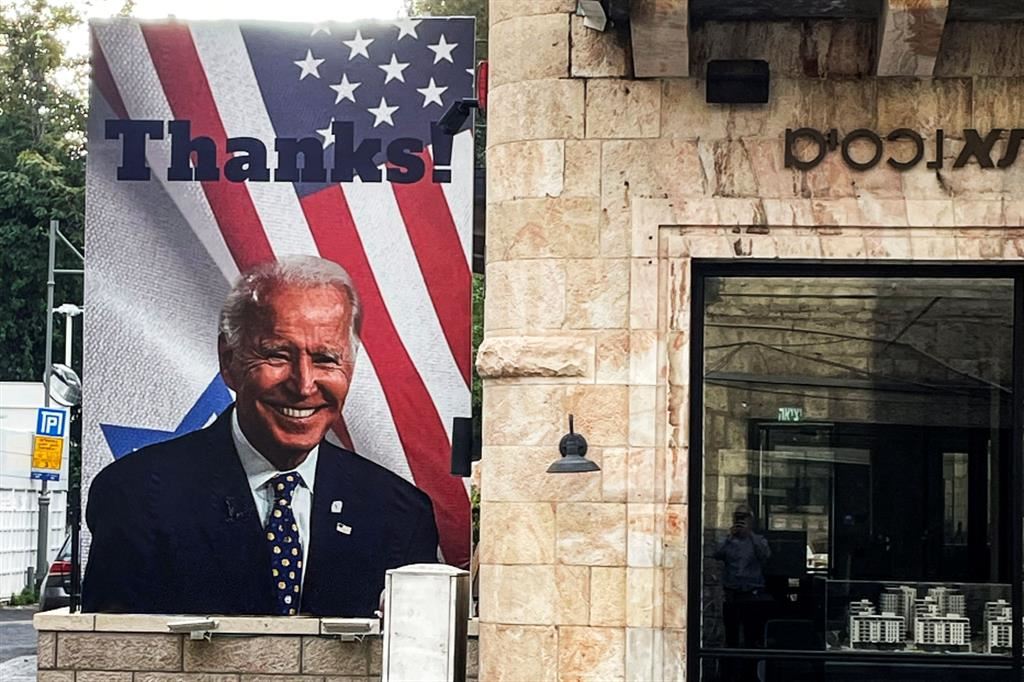 Un cartello di ringraziamento a Biden esposto a Gerusalemme