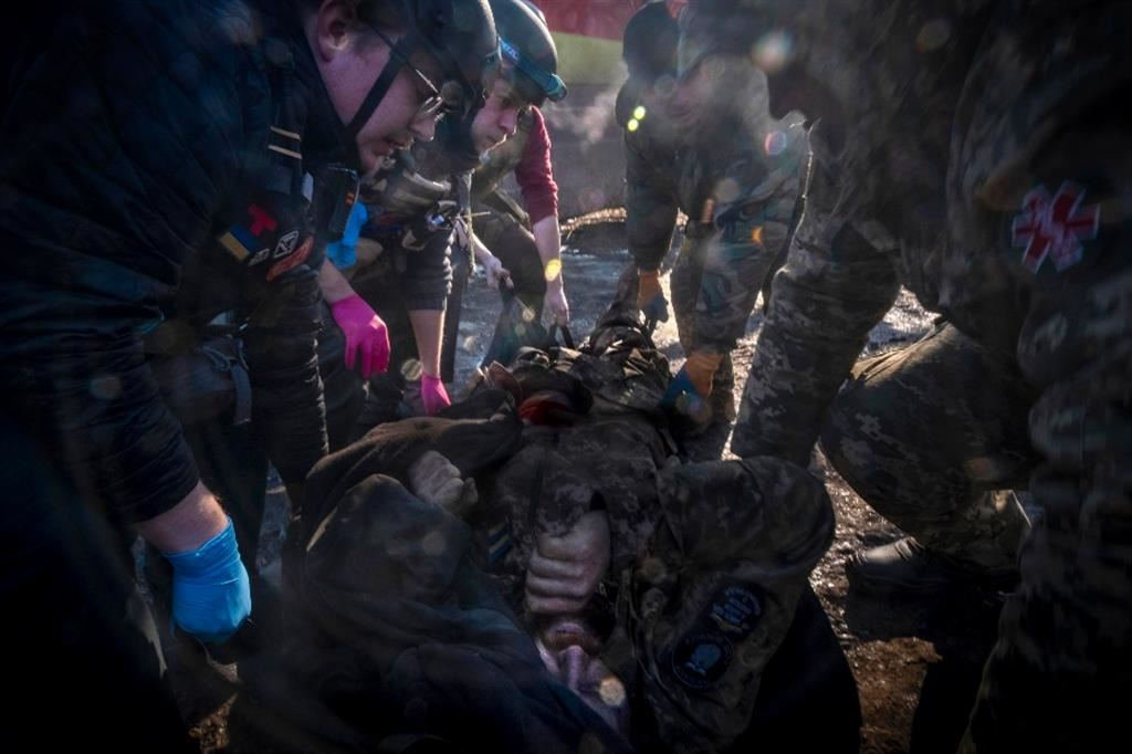 Il soccorso a un soldato ferito lungo la linea del fuoco a Bakhmut